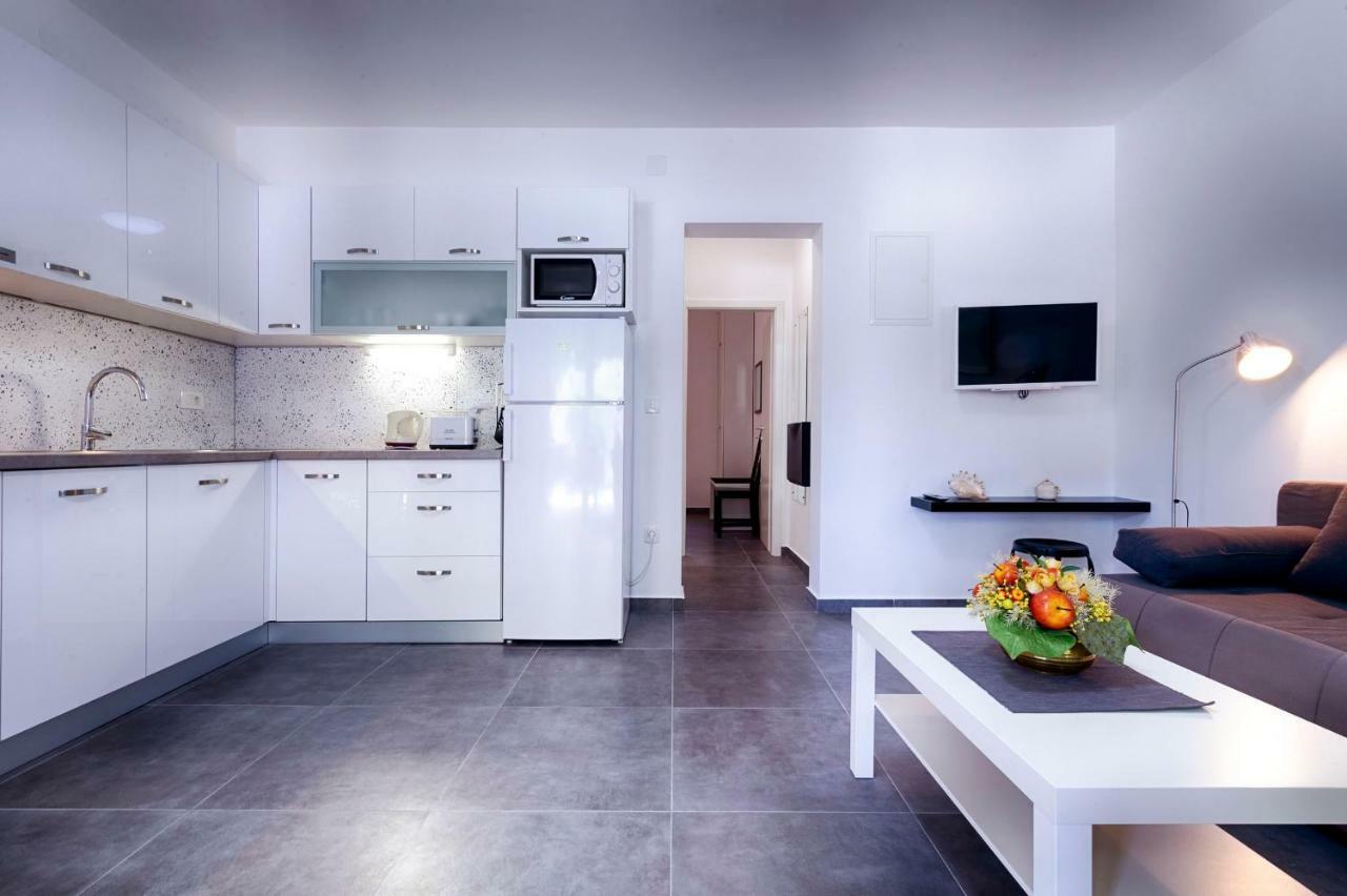 Apartmani Dule Komiza Bagian luar foto