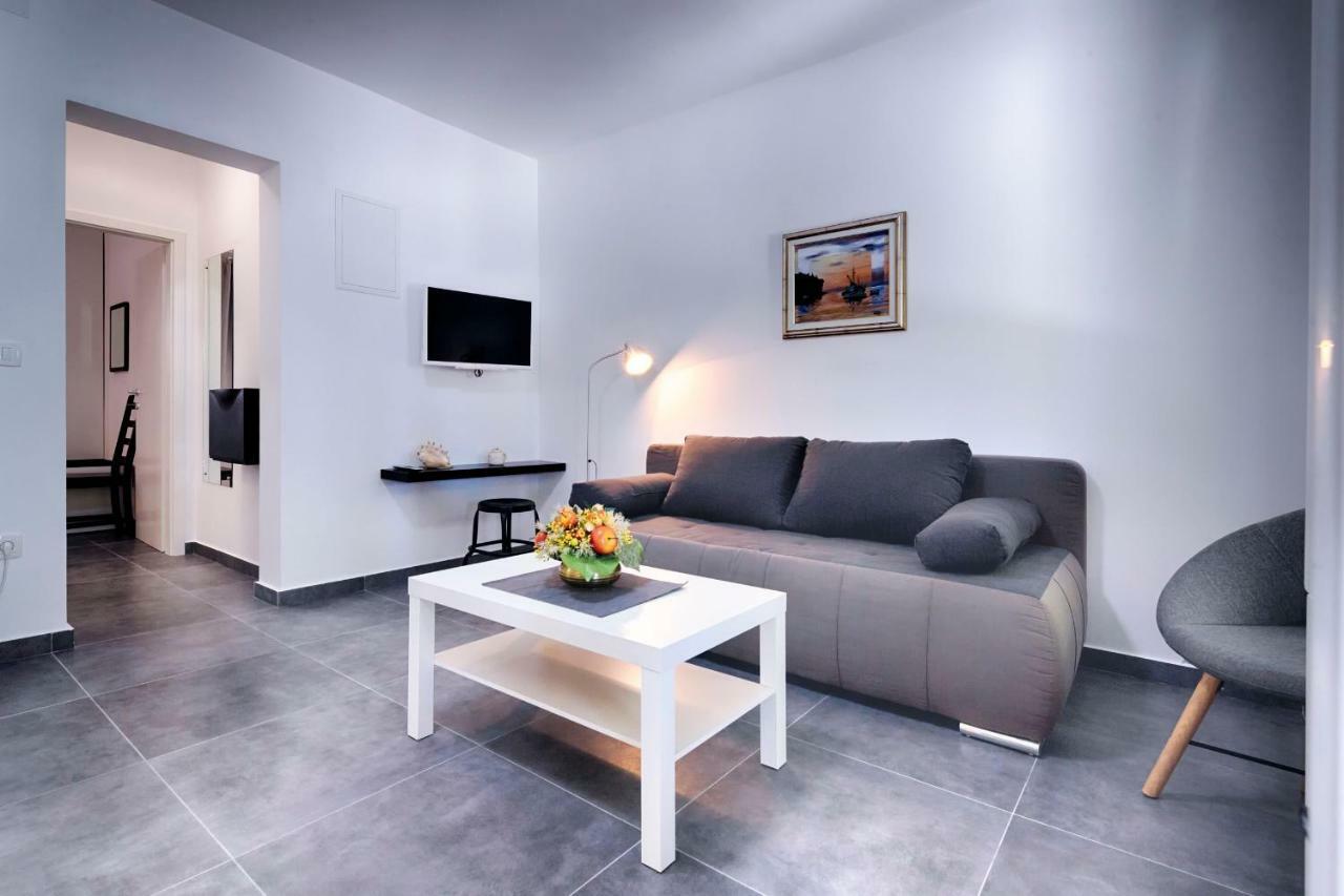 Apartmani Dule Komiza Bagian luar foto